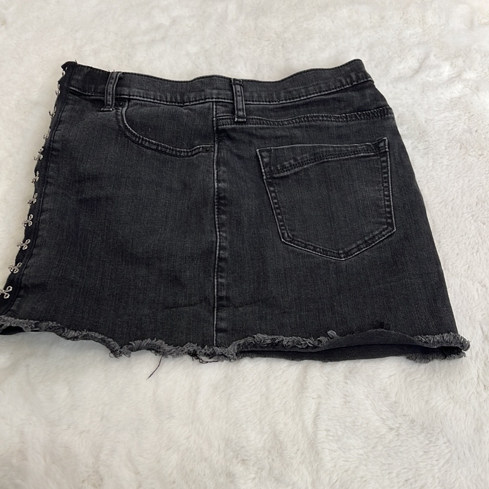 Express black jean mini skirt hook and eye close distressed hem size 2 - Picture 5 of 13